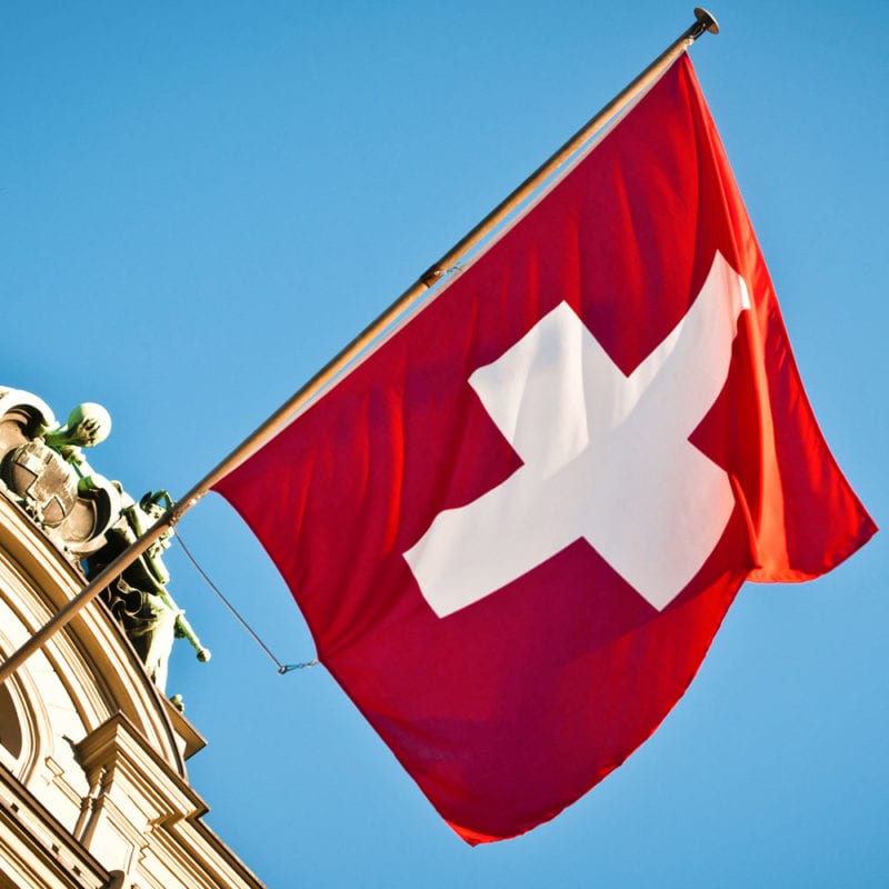 Schweizer Fahne vor dem Bundeshaus in Bern