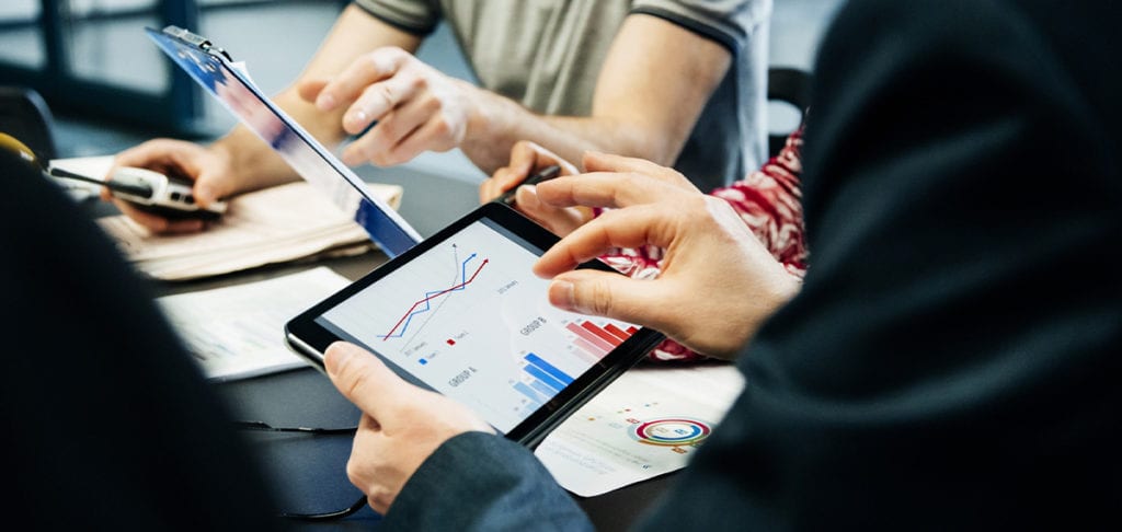 Bild von einem Mann der ein Tablet mit aktienkursen betätigt