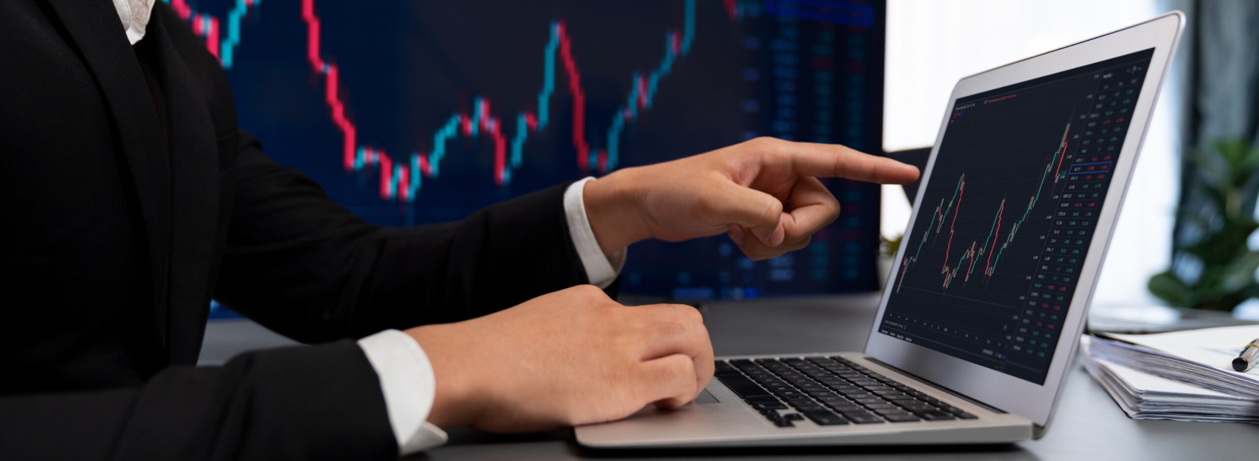 Laptop mit Börsenkurs für Asset Management